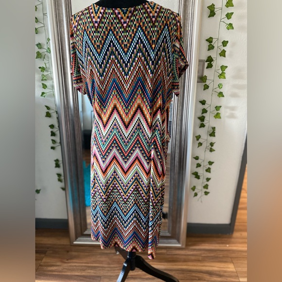 Avenue Short Sleeve Multicolored V-Neck Wrap Dress Size 14/16 Polyester Mix - Picture 2 of 3